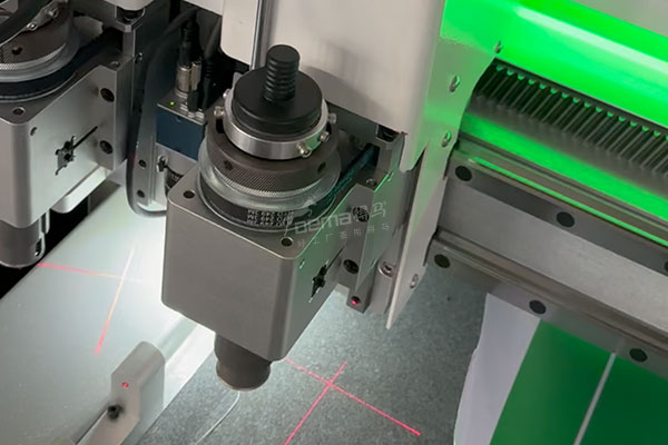 得馬F11高速裁切機(jī)局部展示