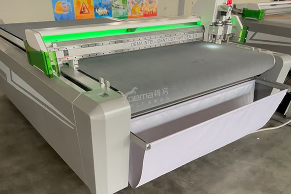 得馬F11高速裁切機(jī)側(cè)面