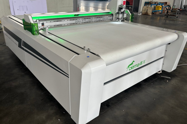 得馬F11高速巡邊裁切機(jī)